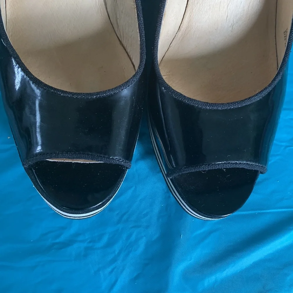Gently worn Michael Kors Adlai’s Black and Cream Strip Wedge Shoes.